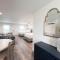 2003 Queen Suite, 2nd Floor Cove