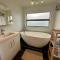 Modern Private Deluxe Master Suite California Bed and Bathtub - 奥克兰