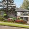 Spacious King Bed Three Bedroom Home 5 Minutes Walk To Three Sisters