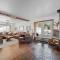 Scotts Landing - close to town - large driveway - deck - fireplace - Cascade
