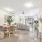 City Centre 3-Bed Apartment with Pool Access - 凯恩斯