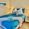 AMAZING location! 1 min stroll to Beach & Sea Views!