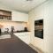 Sleek & Modern 1BR with Luxury Pool in JVC - 迪拜