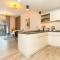 Sleek & Modern 1BR with Luxury Pool in JVC - 迪拜