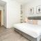 Sleek & Modern 1BR with Luxury Pool in JVC - 迪拜