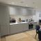 Snuggle Inn Serviced Apartments, Great choice for large groups, Contractors, Business Executives and Family Vacations in the stunning valley of Surrey Hills, secure Private Parking, Offering Easy Train Access to London, Gatwick airport, M25 - Warlingham