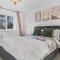 Double Bedroom Spacious Home near NEC JLR HS2 BHX Airport with Free Parking and wifi - Solihull