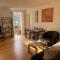 Central, modern and peaceful, lovely Cathedral views, two-bed apartment with 40" smart TV & free onsite parking