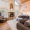 Venture in Tahoe Donner by Tahoe Getaways - 4 BR W Hot Tub, Pool Table, Great for Kids! - 特拉基
