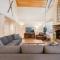Venture in Tahoe Donner by Tahoe Getaways - 4 BR W Hot Tub, Pool Table, Great for Kids! - 特拉基