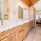 Venture in Tahoe Donner by Tahoe Getaways - 4 BR W Hot Tub, Pool Table, Great for Kids! - 特拉基