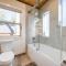 Venture in Tahoe Donner by Tahoe Getaways - 4 BR W Hot Tub, Pool Table, Great for Kids! - 特拉基