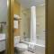 Econo Lodge Inn & Suites University