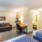 Econo Lodge Inn & Suites University