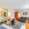 Econo Lodge Inn & Suites University