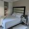 Cozy home with a pool in a leafy suburb of Lonehill, wake up to the sound of trees & birds!! - Sandton