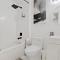 NEW Stylish 2BR Suite With Sofa Bed, 7 Mins to Niagara Falls and Sleeps 6 - Niagara Falls