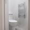 Spacious 2 BED 2 BATH Apartment with FREE PARKING for 2 cars and underground station Zone 2 for quick access to Central London up to 10 guests - Londýn