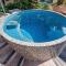 1-Bedroom Apartment with Pool, Sauna, and Parking in South Brisbane