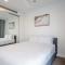 1-Bedroom Apartment with Pool, Sauna, and Parking in South Brisbane
