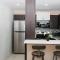 The Soul of Kingston Chic 2BR Condo with Pool and GYM - 金斯敦