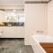 Stunning Darling Harbour View Apartment & Parking