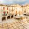Can Cintet 2-2, Vive en el casco antiguo de Besalú