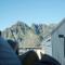 Modern with mountains and sea views in Henningsvær - 亨宁斯韦尔