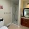 Spacious 6 beds 3 baths home in Central WiFi parking AC - Edmonton
