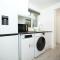 Redcliffe Place By N And N Stays Ltd - Charming Home by Designer Outlet, Perfect for Contractors & Workers with convenient parking - 史云顿