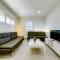 Stylish Modern Home, AC, Parking & Near FWYs