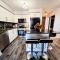 Luxury 2 bedroom Condo With Swimming Pool Near Square One