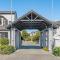 Lake, pool and Taupo town - 陶波