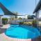Lake, pool and Taupo town - 陶波