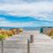 Lake, pool and Taupo town - 陶波