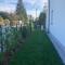 Modern terraced apartment with green garden - 比得哥什