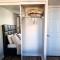 Luxury 2 bedroom Condo With Swimming Pool Near Square One