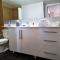 Luxury 2 bedroom Condo With Swimming Pool Near Square One