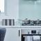 Sleek Gem of London -2 Bedroom Apartment with Parking - Редбридж