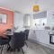 Sleek Gem of London -2 Bedroom Apartment with Parking - Редбридж