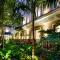 Hotel Thrive, A Tropical Courtyard