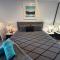 Midnight Luxe 1BR Apartment in the heart of Braddon Views from L7 Pool Sauna Gym Secure Parking Wifi Wine - 堪培拉
