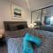 Midnight Luxe 1BR Apartment in the heart of Braddon Views from L7 Pool Sauna Gym Secure Parking Wifi Wine - 堪培拉