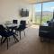Midnight Luxe 1BR Apartment in the heart of Braddon Views from L7 Pool Sauna Gym Secure Parking Wifi Wine - 堪培拉