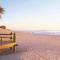 Spacious Coastal Retreat Sleeps 10 PacMan Fireplace 5Mins Beach