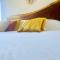 Suit Next to the common Top roof Exclusive building kingsize bed 2 super pools, gym, grill