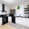 Walk to Highland Square, Sleeps 8 - أكرون