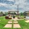 Firepit Table - Large Patio - King Bed - Cowboy Pool - 圆石城