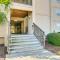 Waterfront Gem with Balcony in Garden City - ميرتل بيتش