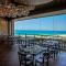 Apartment Stunning Rooftop Views, walk to beach, cafes, harbour